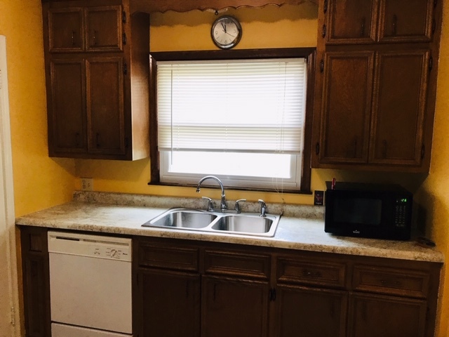 Kitchen - 1672 Ford Pkwy