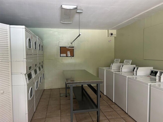 Building Photo - 7865 SW 57th Ave
