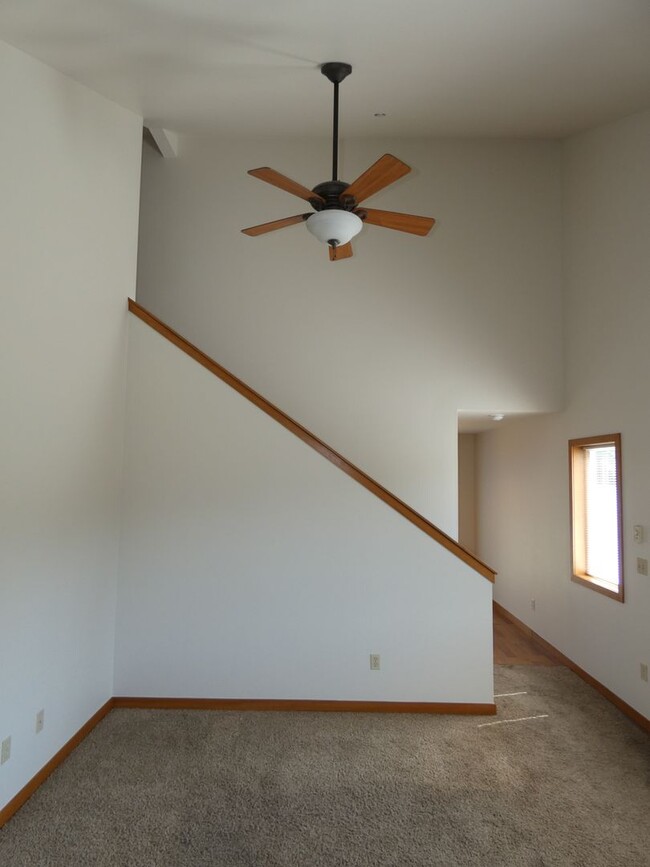 Building Photo - APPLICATION PENDING - Quiet living close t...