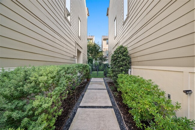 Building Photo - 2423 Beall St
