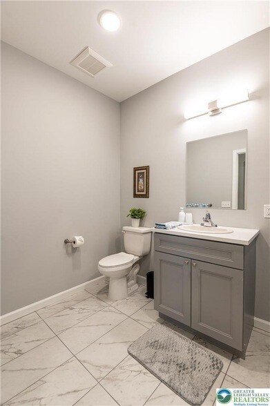 Building Photo - 948 N Front St