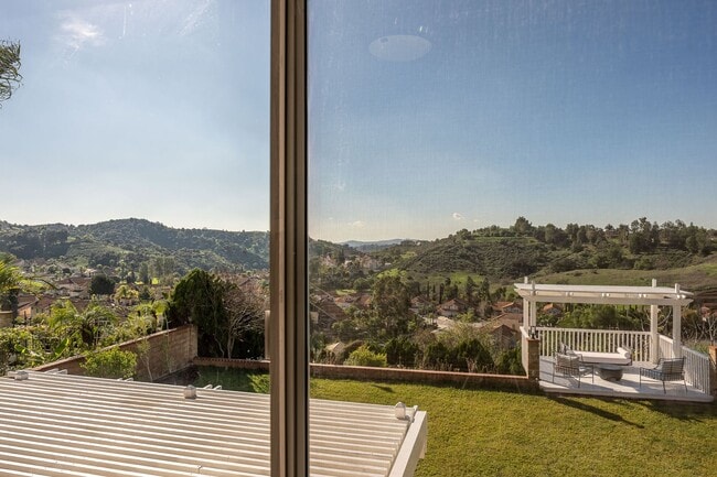 Building Photo - Fully furnished Canyon View 5 Bed Single Family