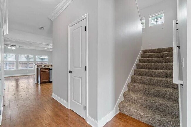 Building Photo - Conveniently located to Hurlburt and Eglin AFB.