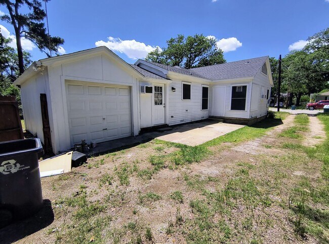 Building Photo - Fully Renovated 3-Bedroom Rental – New Appliances, Huge Yard, Garage, & Individual Room A/C!