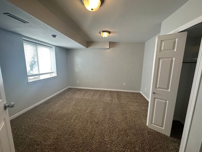 Building Photo - Beautiful 4 Bedroom Home in Layton!