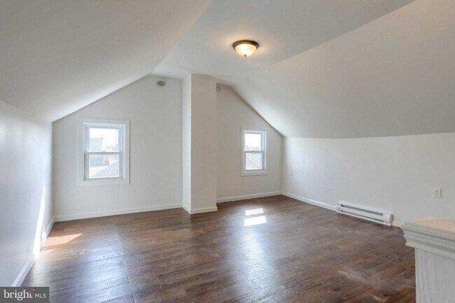 Building Photo - 825 Scull St