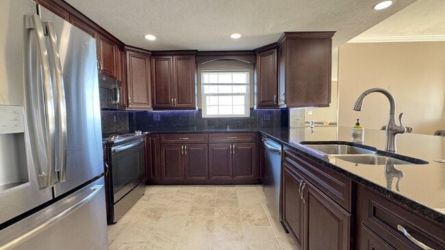 Building Photo - 404 S Beach St