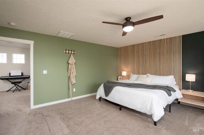 Building Photo - Spacious Modern Home w/Open Floor-Plan