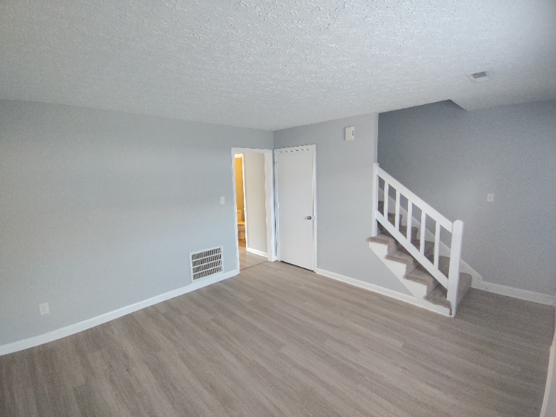 Building Photo - 33 Fonda Dr