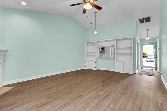 Building Photo - 2827 Springfield Dr