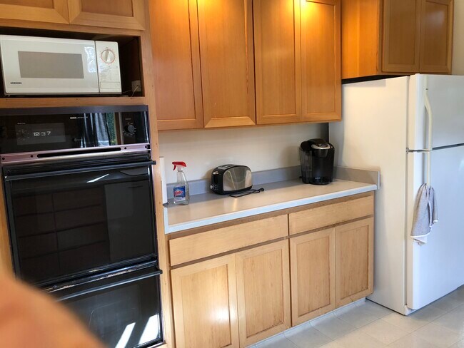 Kitchen, Double Oven - 820 Palo Alto Ave