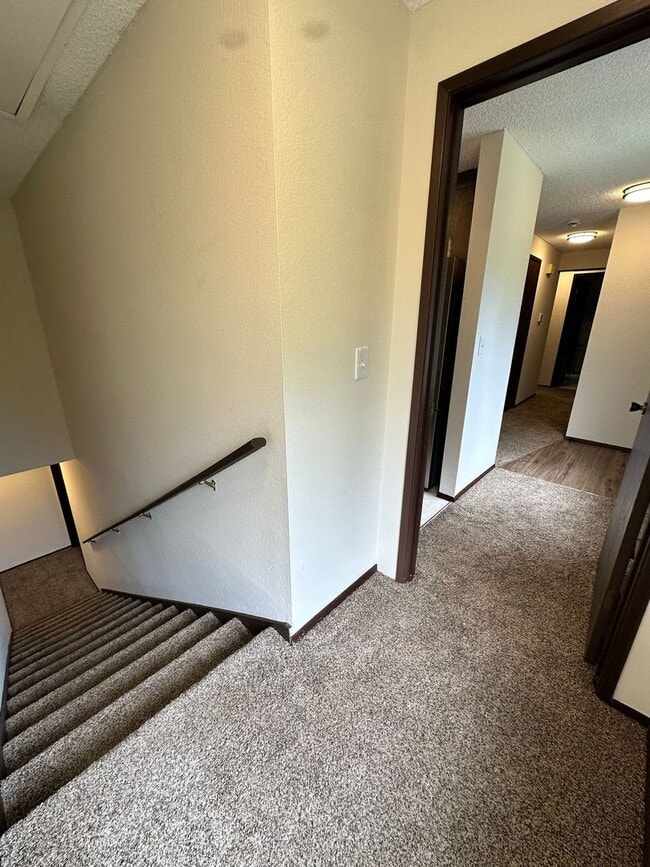 Building Photo - Beautiful well Maintained Duplex for rent