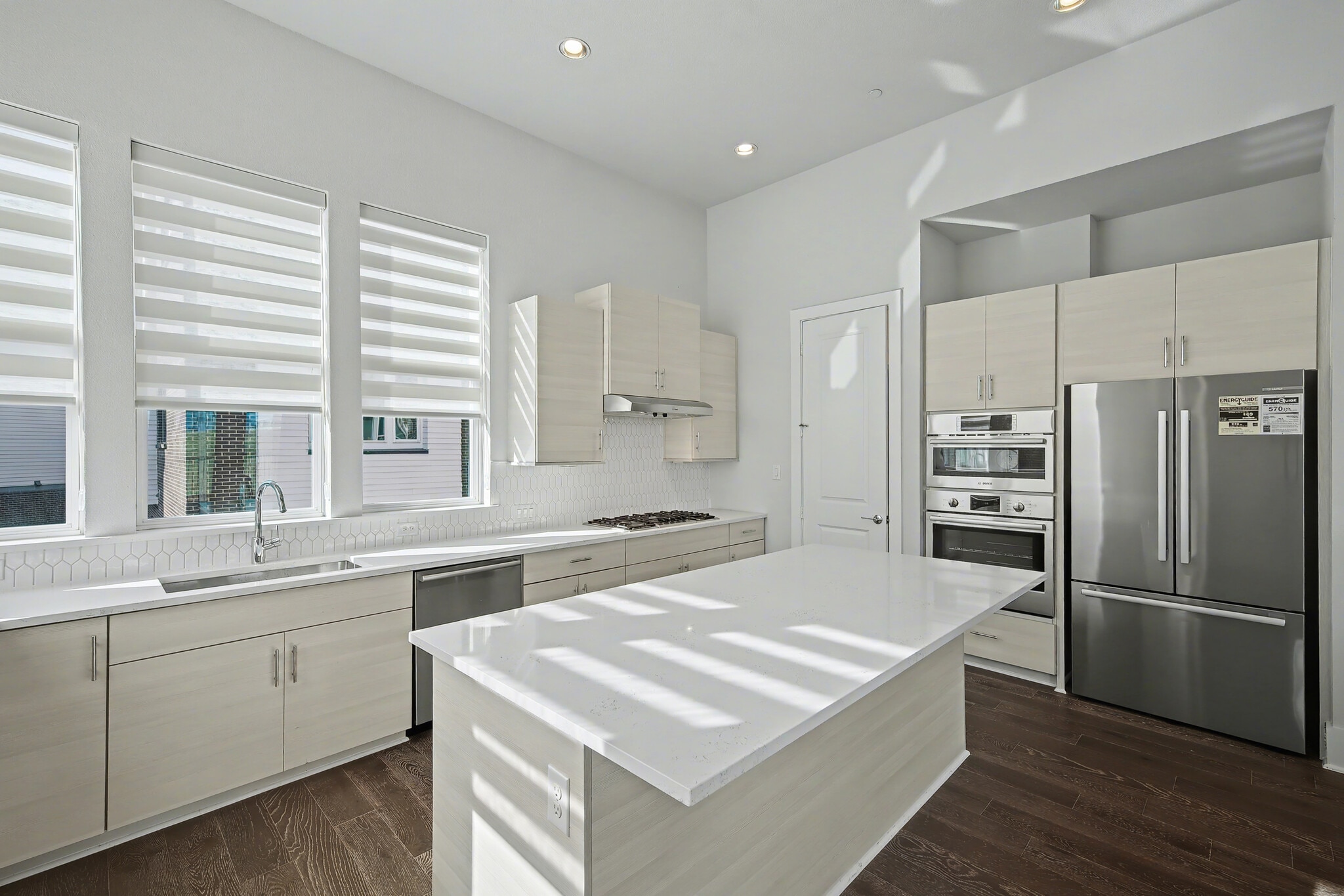 Building Photo - 381 E Greenbriar Ln