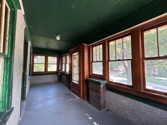 Building Photo - $1,800 | 3 Bedroom, 2 Bathroom Multi Floor...