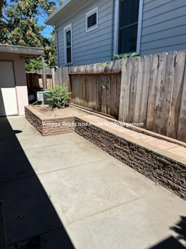 Building Photo - This Updated 2 Bedroom Duplex Is Ready to ...