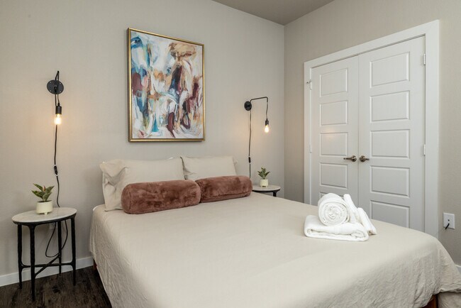 Building Photo - 2307 N Elm St