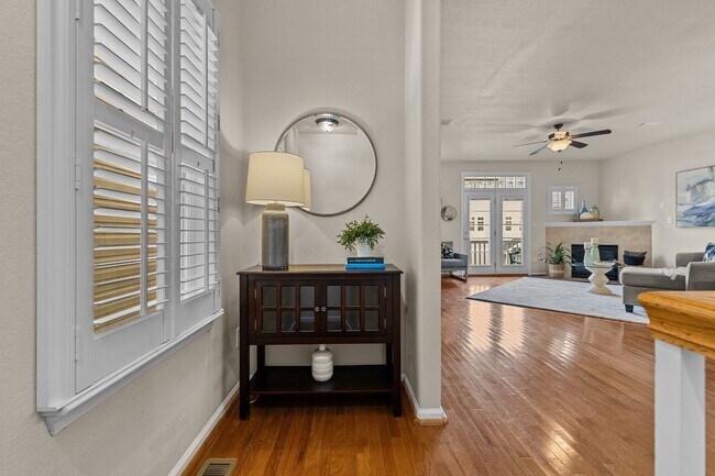Building Photo - Welcome to this stunning 3-bedroom, 3.5-bath tri-level condo!