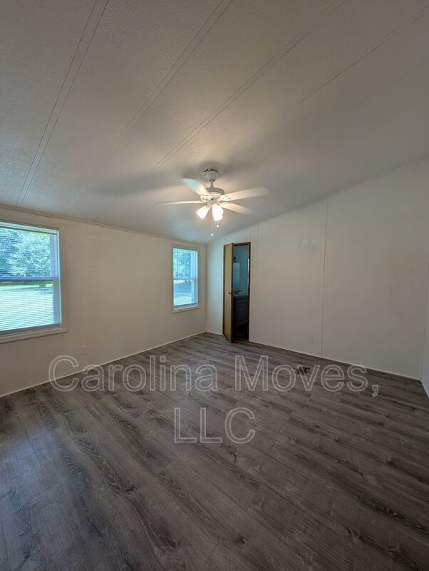 Building Photo - 220 Farrs Rd