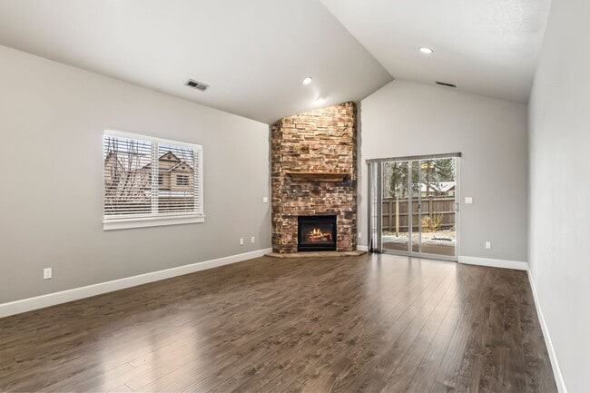 Building Photo - Single-Level 3 Bed, 2 Bath Home with Fully Fenced Backyard