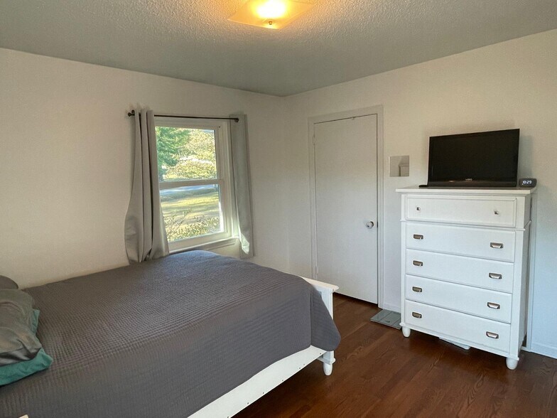 Room A - 963 Brynwood Dr