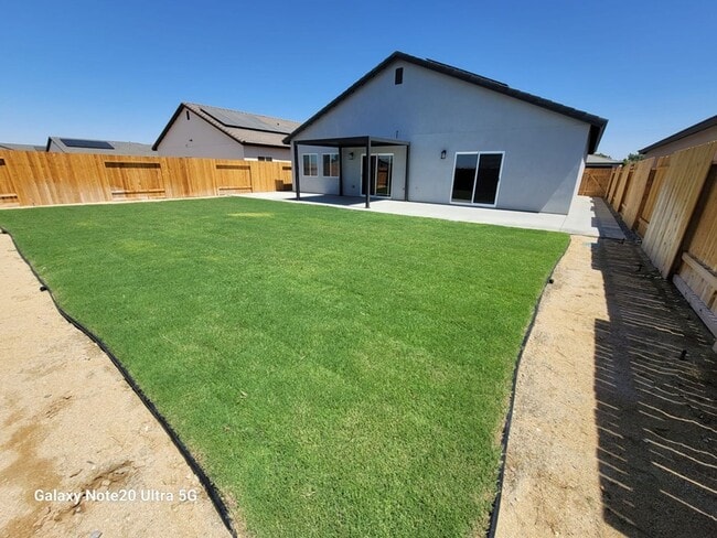 Building Photo - Gorgeous home located in Northeast Bakersf...