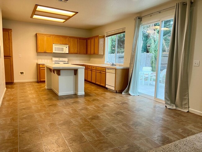 Building Photo - Beautiful and Spacious 5 bed/ 4 bath home ...