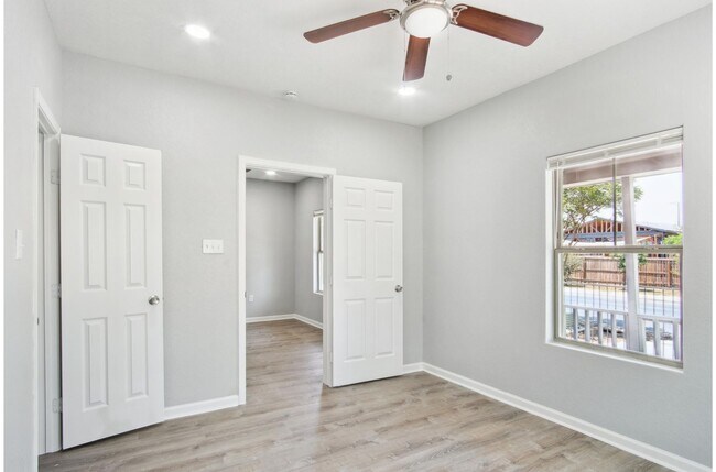 Building Photo - Charming and Modern Living Near Downtown San Antonio