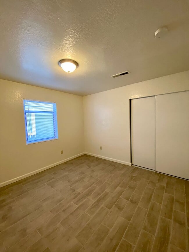 Building Photo - 3 bedroom unit with private laundry. 2 OFF...
