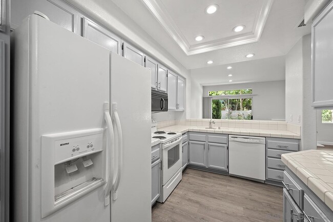 Building Photo - 7274 Shoreline Dr