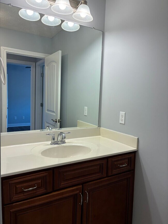 Building Photo - 137 Twin Lakes Dr