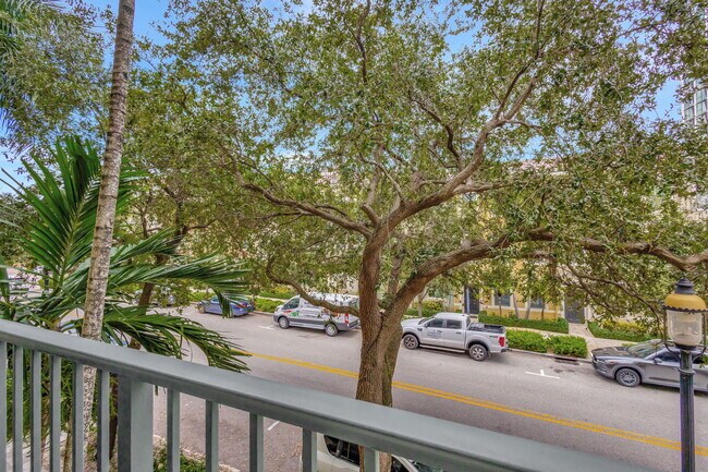 Building Photo - 630 S Sapodilla Ave