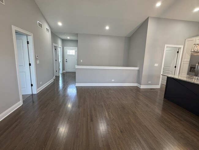 Building Photo - 717 Quail Ln
