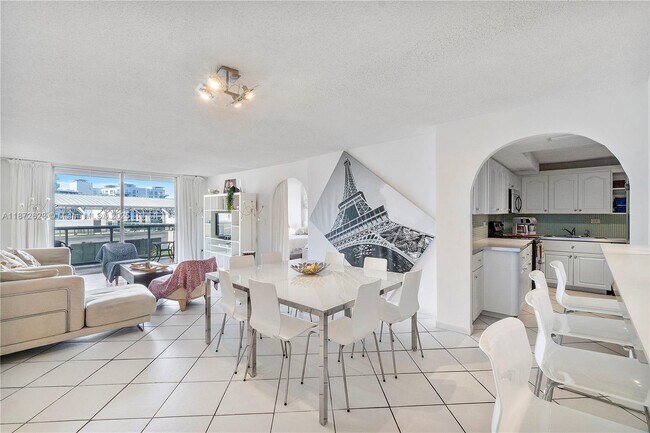 Building Photo - 6039 Collins Ave
