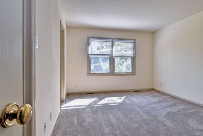 Building Photo - Nicely Updated Townhome