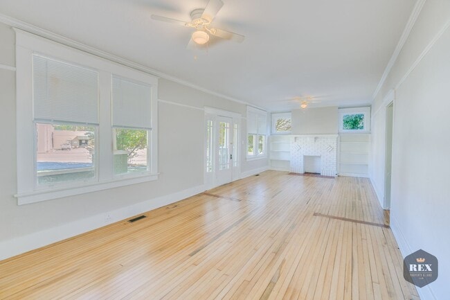 Building Photo - Central Location, Hardwood Floors, Recently Updated