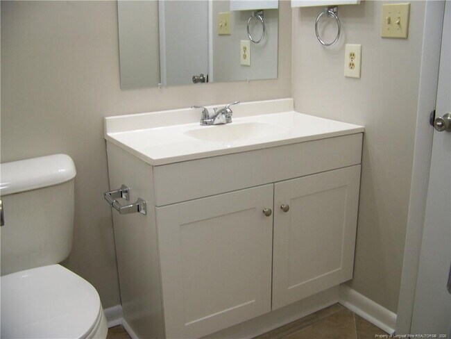 Building Photo - 663 Bartons Landing Pl