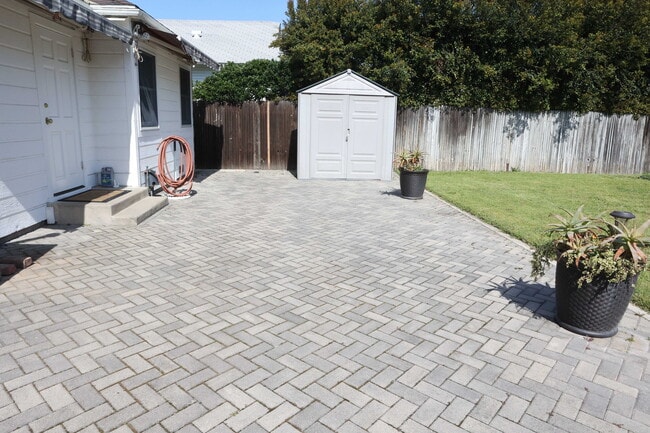 Building Photo - 185 S Myrtle Ave