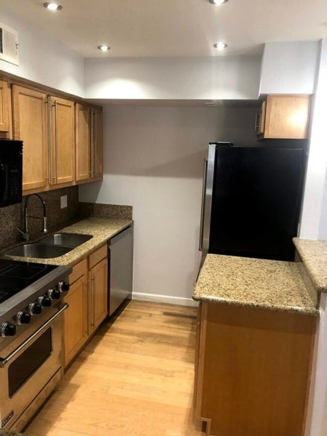 Building Photo - Welcome to your new cozy and spacious home!