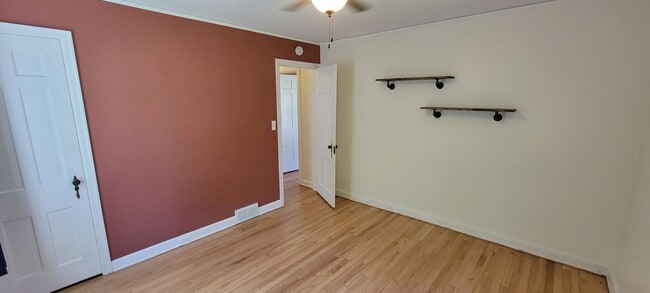 Building Photo - AVAILABLE  - 4 Bed 1 Bath on London Road