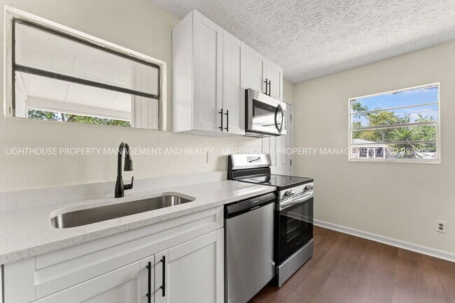 Building Photo - Updated 2 Bedroom Home Near Naval Station Mayport