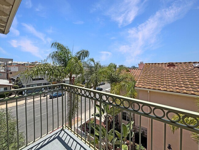 Building Photo - Updated 2B/2BA Condo in Hillcrest W/ Parki...