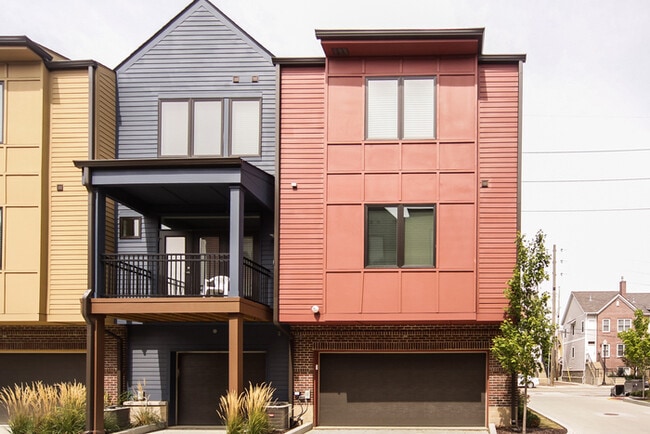 Building Photo - 2 Bedroom Townhome in Chatham Arch