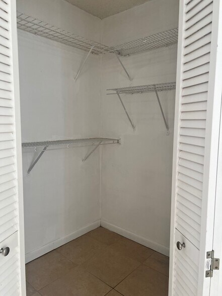 Master walking closet - 9741 Fontainebleau Blvd
