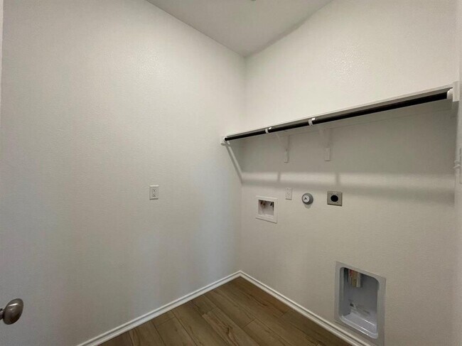 Building Photo - 433 Sebring Cir