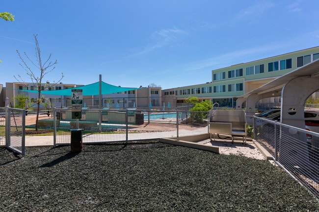 Building Photo - 604 N Bluff Dr