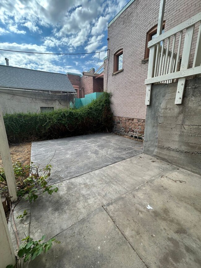 Building Photo - 441 N Center St