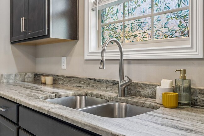 Building Photo - 833 Lutz Ln