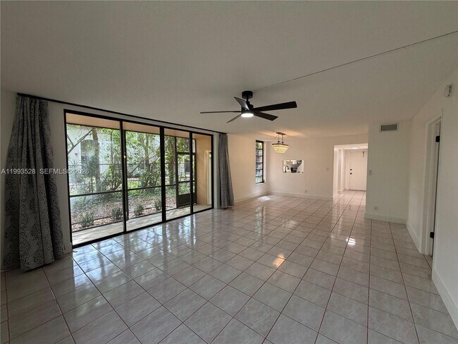 Building Photo - 400 Commodore Dr