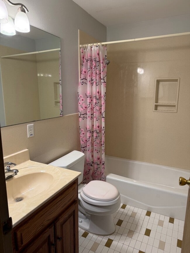 Building Photo - 3 Bedroom 3.5 Bathroom Home In Ballwin