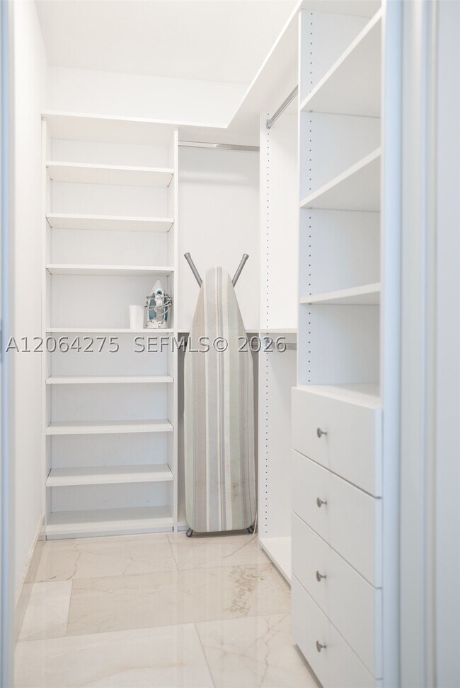 Building Photo - 1300 Brickell Bay Dr